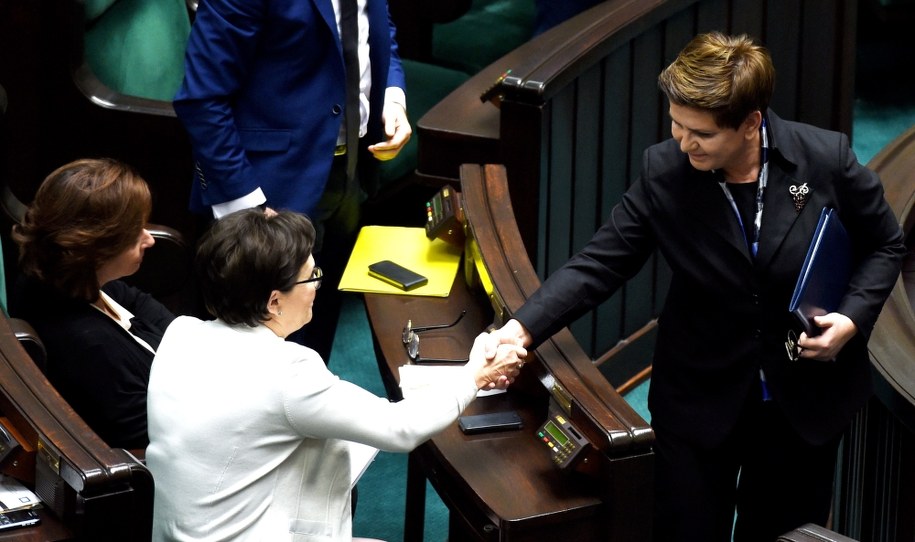 Premier Beata Szydło i była premier Ewa Kopacz po expose /Radek Pietruszka /PAP