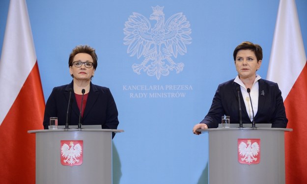 Premier Beata Szydło i minister edukacji narodowej Anna Zalewska /PAP/Jakub Kamiński  /PAP