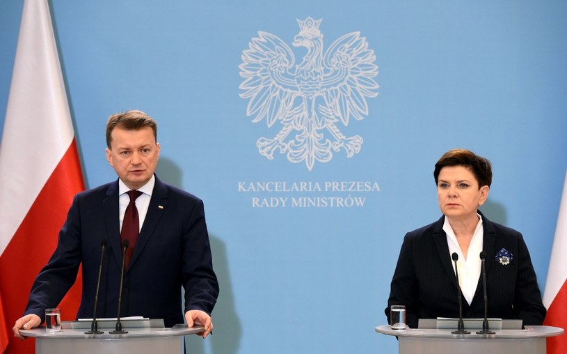 Premier Beata Szydło i minister spraw wewnętrznych i administracji Mariusz Błaszczak podczas wspólnej konferencji prasowej /Radek Pietruszka /PAP