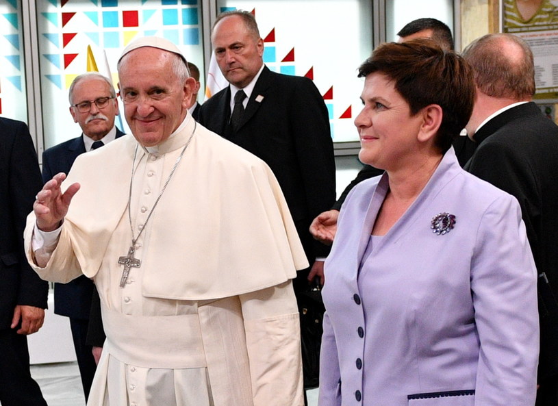 Premier Beata Szydło i papież Franciszek podczas wizyty w Uniwersyteckim Szpitalu Dziecięcym w Krakowie Prokocimiu /Maciej Kulczyński /PAP