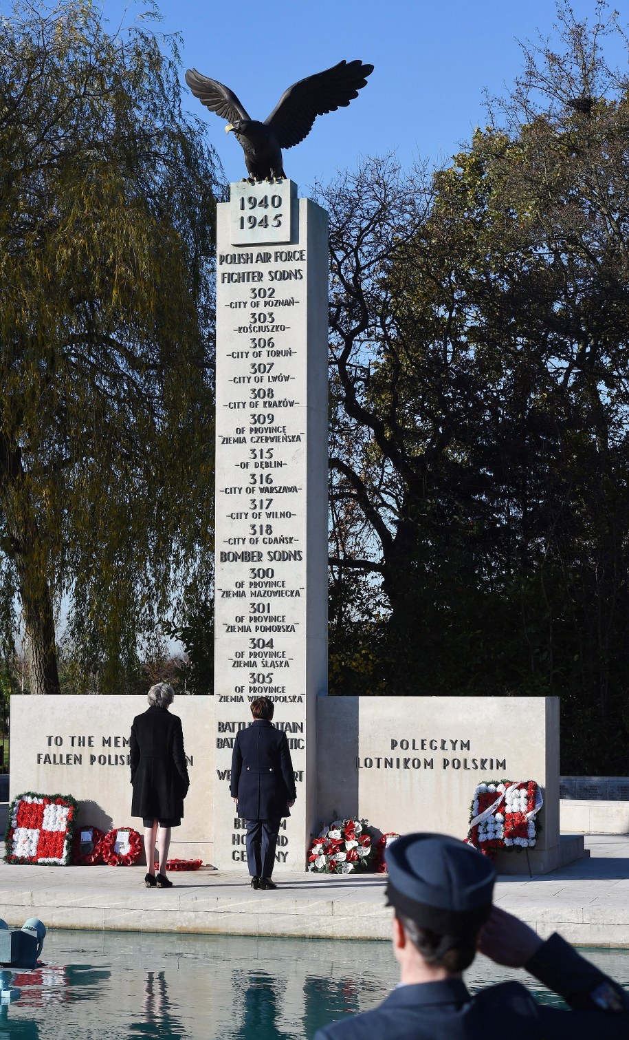 Premier Beata Szydło i premier Wielkiej Brytanii Theresa May podczas złożenia wieńców pod Pomnikiem Polskich Lotników w Northolt /Radek Pietruszka /PAP