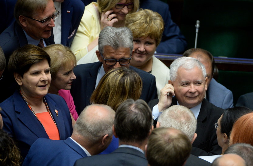 Premier Beata Szydło i prezes PiS Jarosław Kaczyński w otoczeniu polityków PiS na sali plenarnej /Jacek Turczyk /PAP