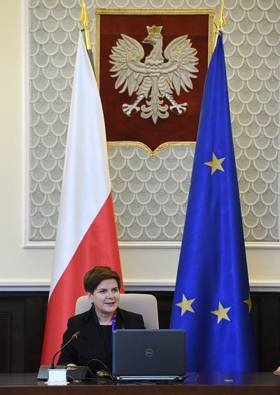 Premier Beata Szydło już na tle flag unijnej i polskiej /PAP
