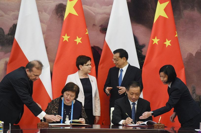 Premier Beata Szydło (L, centrum) oraz premier ChRL Li Keqiang (P, centrum) podczas podpisania umowy o współpracy w dziedzinie turystyki pomiędzy wiceminister Joanną Wronecką (2L) i Li Jinzao (2P) /Radek Pietruszka /PAP