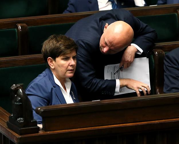 Premier Beata Szydło (L) i minister finansów Paweł Szałamacha w Sejmie /PAP