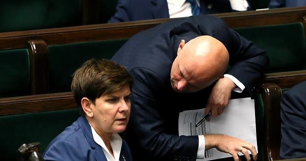 Premier Beata Szydło (L) i minister finansów Paweł Szałamacha w Sejmie /PAP