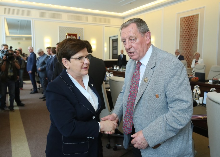 Premier Beata Szydło (L) i minister środowiska Jan Szyszko (P) /Paweł Supernak /PAP