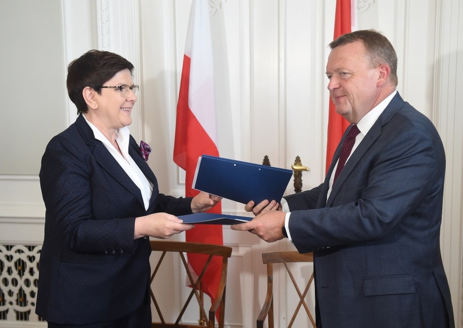 Premier Beata Szydło (L) i premier Danii Lars Lokke Rasmussen (P) po podpisaniu memorandum dotyczącego projektu Baltic Pipe w Zamku Christiansborgu w Kopenhadze /Radek Pietruszka /PAP