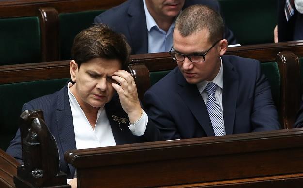 Premier Beata Szydło (L) oraz sekretarz stanu w KPRM Paweł Szefernaker (P) /PAP