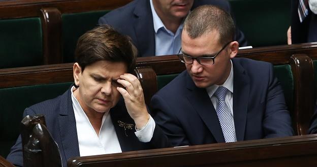 Premier Beata Szydło (L) oraz sekretarz stanu w KPRM Paweł Szefernaker (P) /PAP