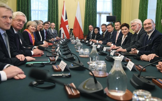 Premier Beata Szydło, minister obrony narodowej Antoni Macierewicz, minister spraw zagranicznych Witold Waszczykowski, minister rozwoju i finansów Mateusz Morawiecki , minister spraw wewnętrznych Mariusz Błaszczak, szefowa gabinetu politycznego premiera Elżbieta Witek i premier Wielkiej Brytanii Teresa May podczas rozmow plenarnych w siedzibie brytyjskiej premier na Downing Street /Radek Pietruszka /PAP