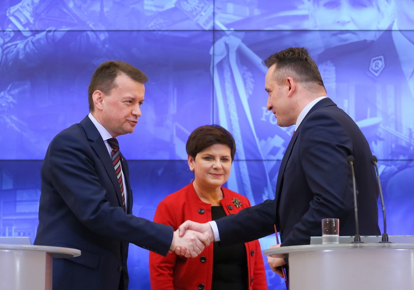 Premier Beata Szydło, minister spraw wewnętrznych i administracji Mariusz Błaszczak oraz nowo powołany szef Biura Ochrony Rządu Tomasz Miłkowski podczas konferencji prasowej po posiedzeniu rządu. /Paweł Sermak /PAP