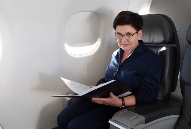 Premier Beata Szydło na pokładzie samolotu rządowego Embraer 175, w drodze z Warszawy do Izraela /Radek Pietruszka /PAP