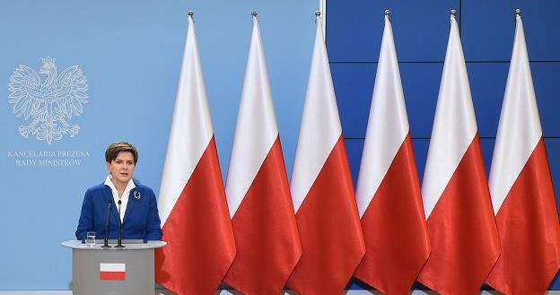 Premier Beata Szydło nie chce się już pokazywać na tle flag polskich i unijnych /PAP