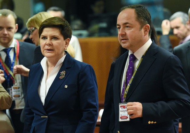 Premier Beata Szydło oraz wiceminister spraw zagranicznych Konrad Szymański /Radek Pietruszka /PAP
