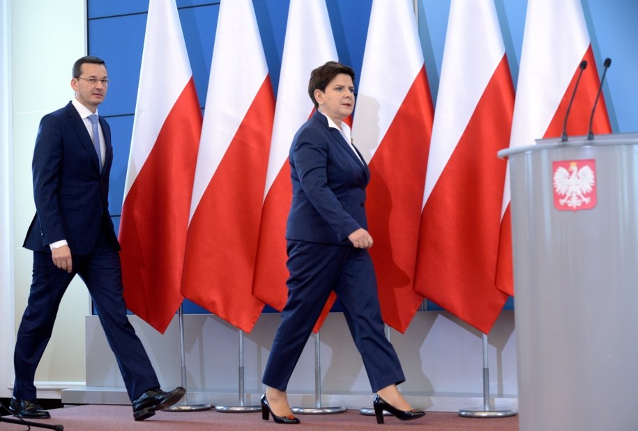 Premier Beata Szydło oraz wicepremier, minister finansów i rozwoju oraz szef Komitetu Ekonomicznego RM Mateusz Morawiecki /Jacek Turczyk /PAP