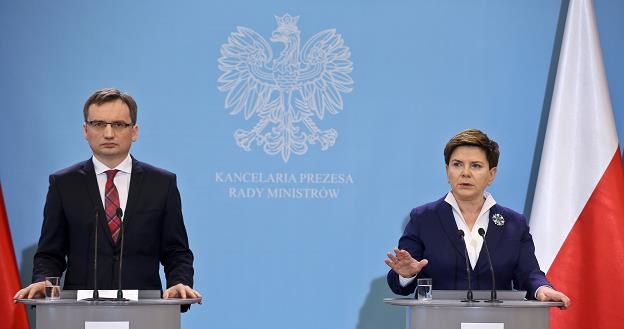 Premier Beata Szydło (P) i minister sprawiedliwości prokurator generalny Zbigniew Ziobro (L) /PAP