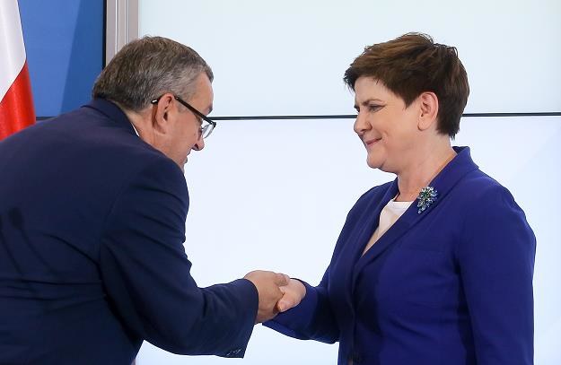 Premier Beata Szydło (P) oraz minister infrastruktury i budownictwa Andrzej Adamczyk (L) /PAP