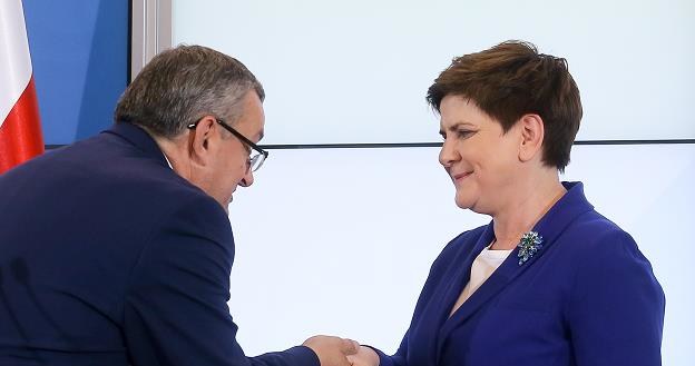 Premier Beata Szydło (P) oraz minister infrastruktury i budownictwa Andrzej Adamczyk (L) /PAP