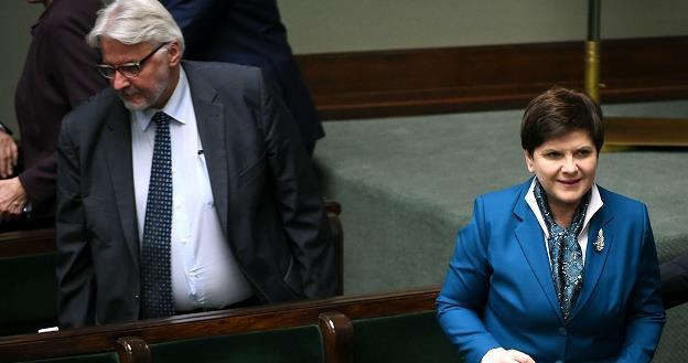 Premier Beata Szydło (P) oraz minister spraw zagranicznych Witold Waszczykowski (L) /PAP