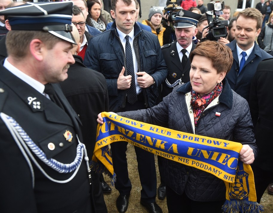 Premier Beata Szydło (P) podczas spotkania ze strażakami OSP w Uniecku /Radek Pietruszka /PAP