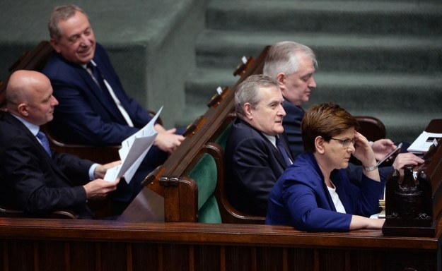 Premier Beata Szydło (P), wicepremier Piotr Gliński (2P) i wicepremier Jarosław Gowin (3P) w Sejmie /Jacek Turczyk /PAP