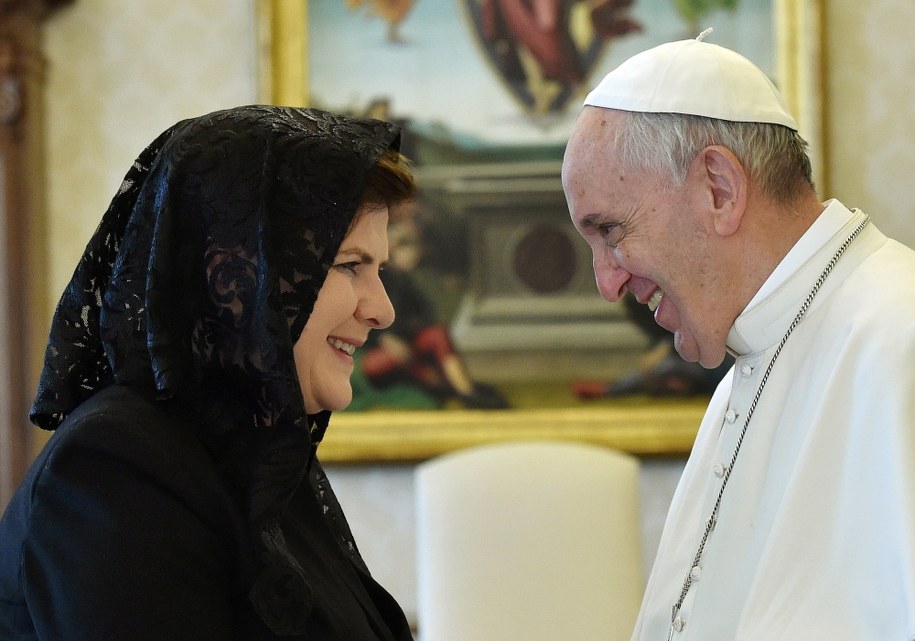 Premier Beata Szydło podczas audiencji u papieża Franciszka /Radek Pietruszka /PAP