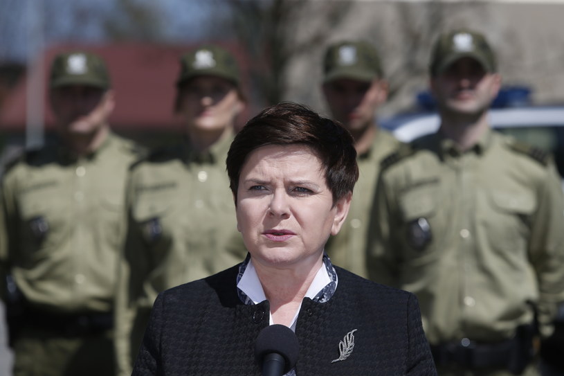 Premier Beata Szydło podczas konferencji prasowej, po spotkaniu z funkcjonariuszami straży granicznej w Bielsku-Białej /Andrzej Grygiel /PAP