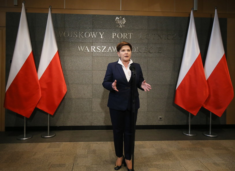 Premier Beata Szydło podczas konferencji przed wylotem do Strasburga /Paweł Supernak /PAP