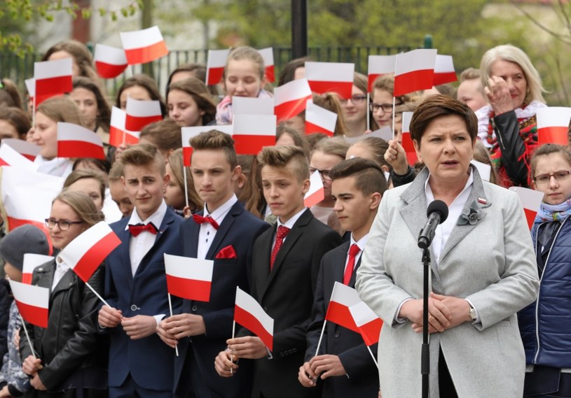 Premier Beata Szydło podczas obchodów Dnia Flagi RP /Stanisław Rozpędzik /PAP