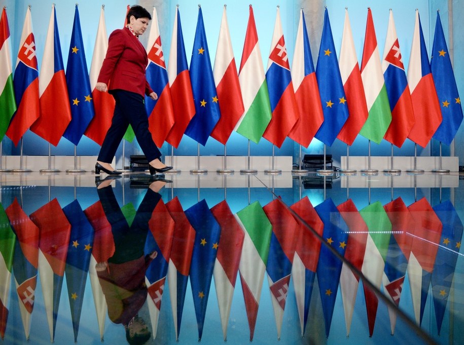 Premier Beata Szydło podczas powitania szefów rządów państw Grupy Wyszehradzkiej /Jacek Turczyk /PAP