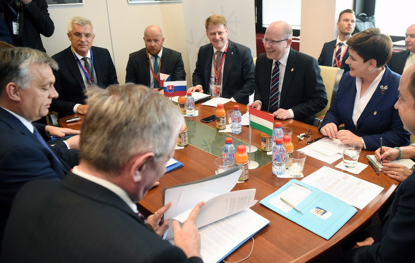 Premier Beata Szydło podczas spotkania szefów rządów państw Grupy Wyszehradzkiej przed szczytem UE /Radek Pietruszka /PAP