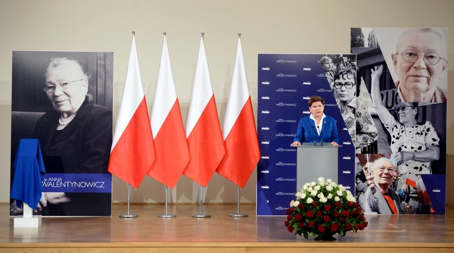 Premier Beata Szydło podczas uroczystości nadania Sali Kolumnowej w KPRM imienia Anny Walentynowicz. /PAP/Jacek Turczyk /PAP