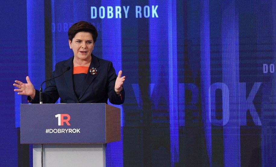 Premier Beata Szydło podsumowuje rok swojego gabinetu /Radek Pietruszka /PAP