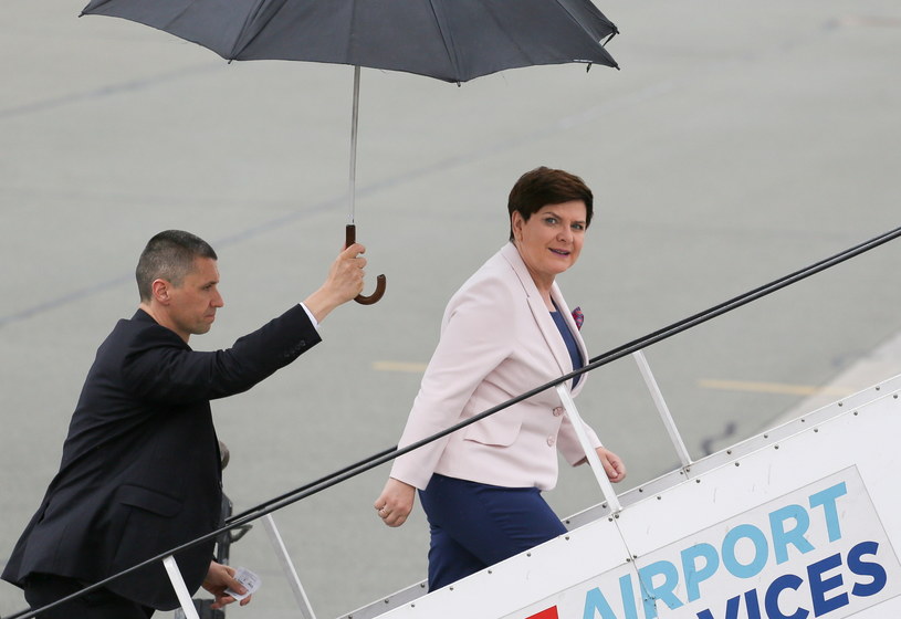 Premier Beata Szydło przed wylotem do Budapesztu na lotnisku w Warszawie /Paweł Supernak /PAP