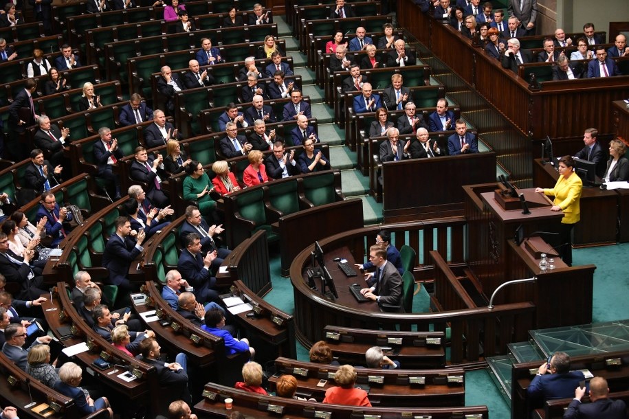 Premier Beata Szydło przemawia w Sejmie w 2017 r. /Bartłomej Zborowski /PAP