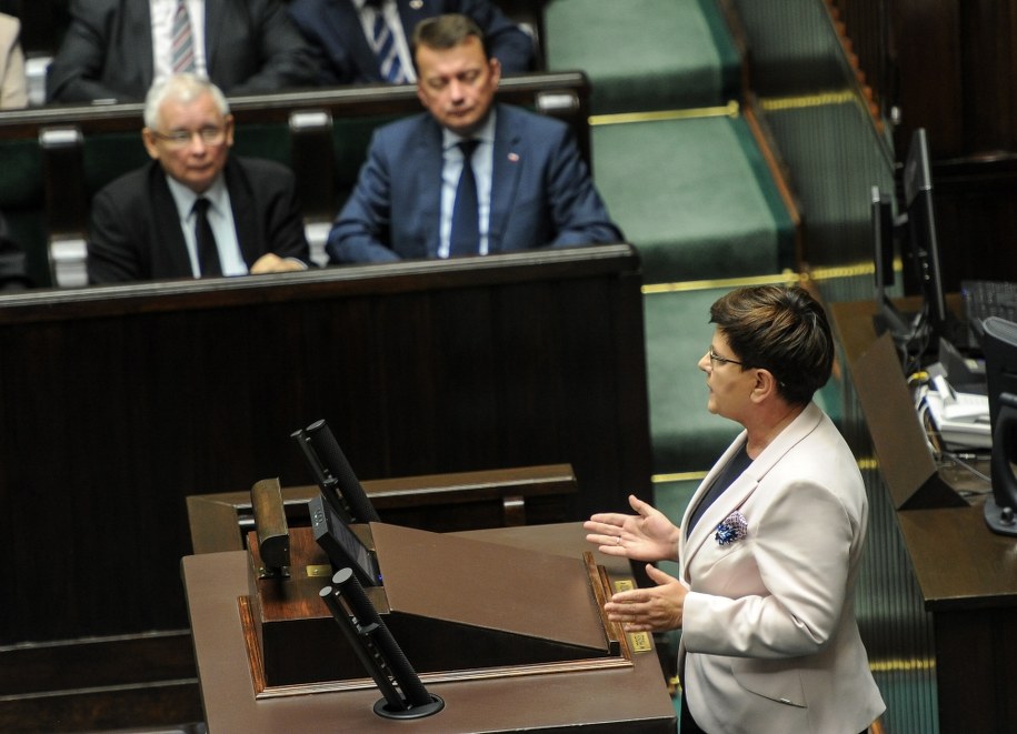 Premier Beata Szydło przemawia w Sejmie. W tle: prezes PiS Jarosław Kaczyński i szef MSWiA Mariusz Błaszczak /Marcin Obara /PAP