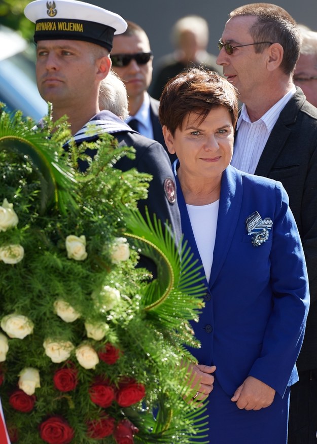 Premier Beata Szydło składa kwiaty przed pomnikiem Anny Walentynowicz /Adam Warżawa /PAP