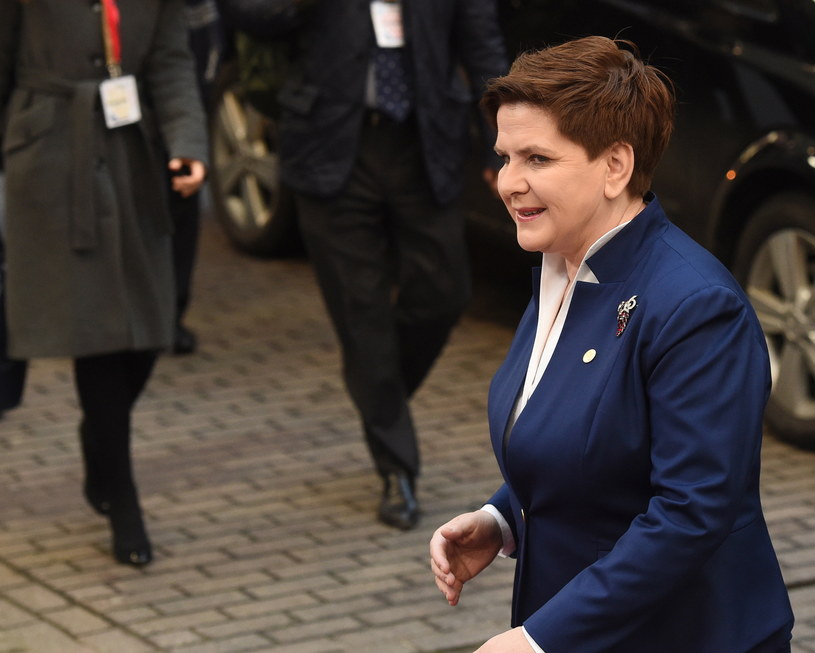 Premier Beata Szydło w drodze na drugi dzień szczytu UE w Brukseli /Radek Pietruszka /PAP