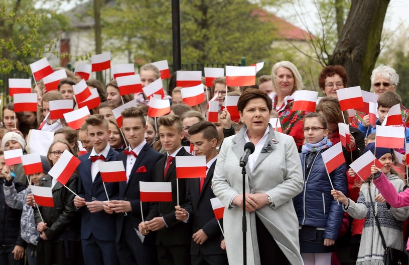 Premier Beata Szydło w miejscowości Ryczów w powiecie wadowickim /Stanisław Rozpędzik /PAP