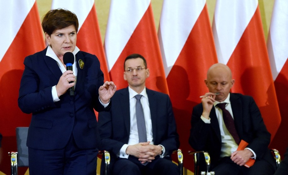 Premier Beata Szydło, wicepremier i minister rozwoju Mateusz Morawiecki oraz minister finansów Paweł Szałamacha na zdjęciu archiwalnym ze stycznia 2016 /Radek Pietruszka /PAP