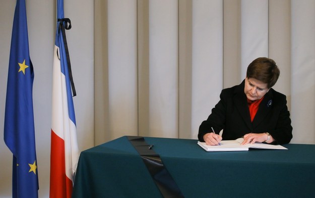 Premier Beata Szydło wpisuje się do księgi kondolencyjnej /Paweł  Supernak  /PAP