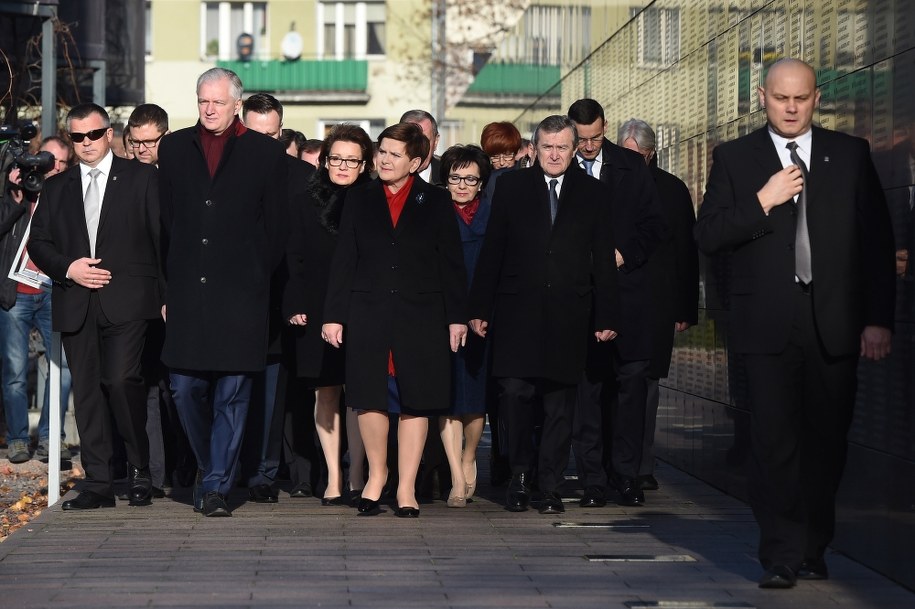 Premier Beata Szydło wraz z ministrami swojego rządu złożyła kwiaty pod tablicą w Muzeum Powstania Warszawskiego, upamiętniającą prezydenta Lecha Kaczyńskiego /Radek Pietruszka /PAP