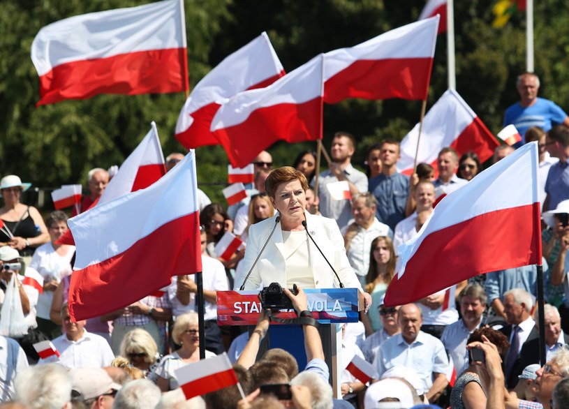 Premier Beata Szydło wśród sympatyków Prawa i Sprawiedliwości /Michał Dyjuk /East News