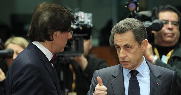 Premier Belgii Elio di Rupo (L) i prezydent Francji Nicolas Sarkozy (P) podczas szczytu UE /PAP