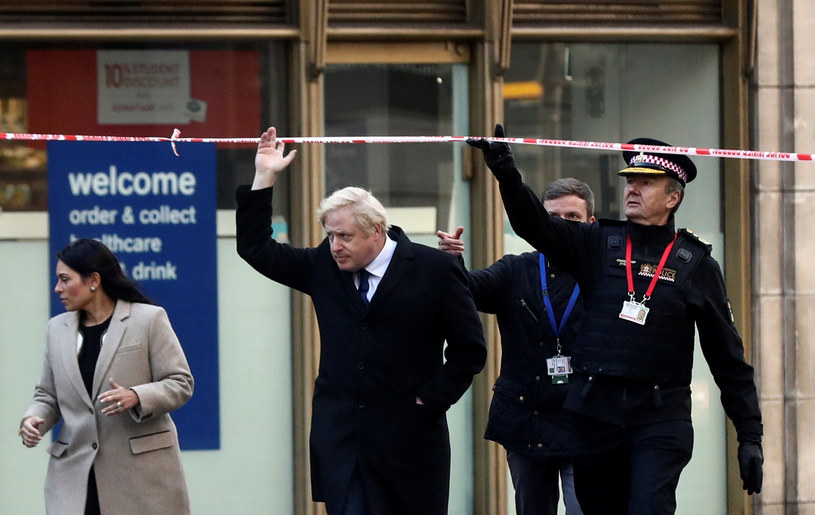 Premier Boris Johnson na miejscu zdarzenia /AFP