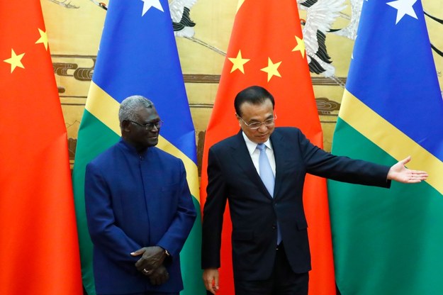Premier Chin Li Keqiang i premier Wysp Salomona Manasseh Sogavare w Pekinie /THOMAS PETER / POOL /PAP/EPA