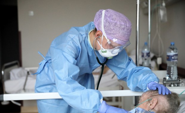 Premier: Covid-19 to choroba jak inne. Ekspert: Mam nadzieję, że się przejęzyczył 