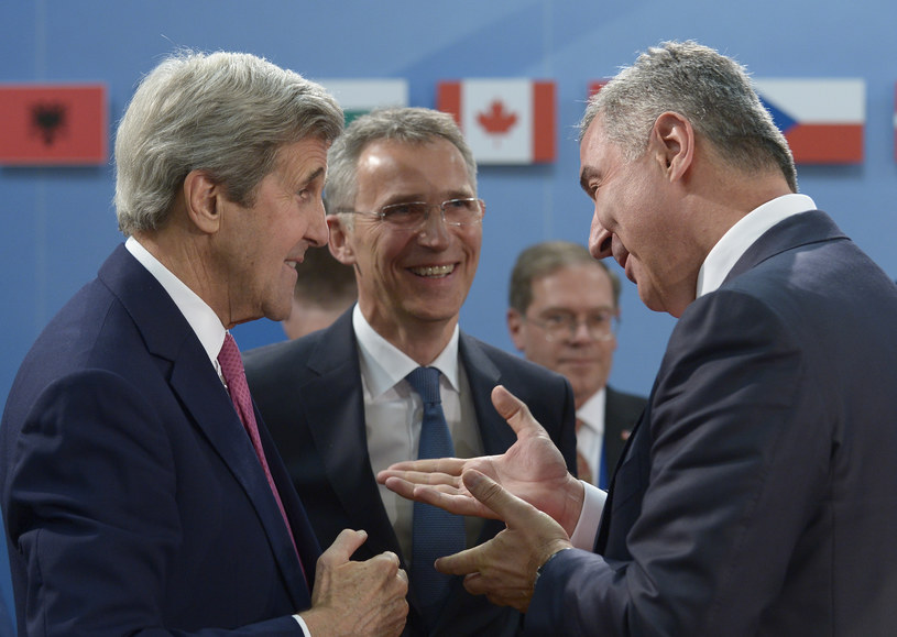 Premier Czarnogóry Milo Dukanovic (z prawej) rozmawia z Johnem Kerrym i Jensem Stoltenbergiem /AFP