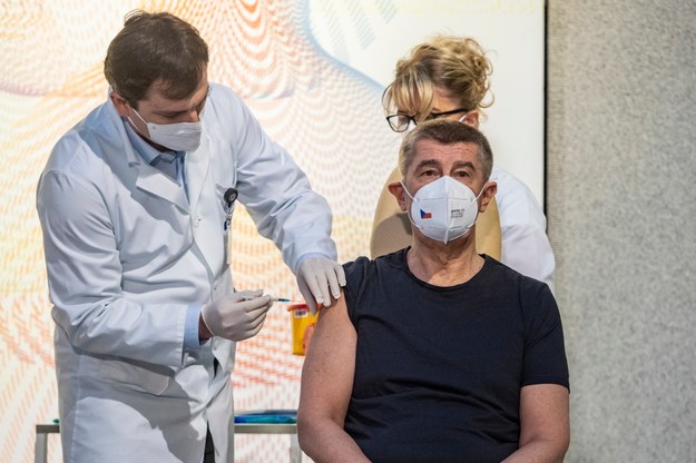 Premier Czech Andrej Babisz podczas szczepienia /Martin Divisek /PAP/EPA